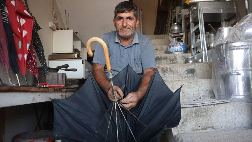 Hatay’da Kuvvetli Sağanak Sonrası Şemsiye Tamircisine Akın Başladı! 3